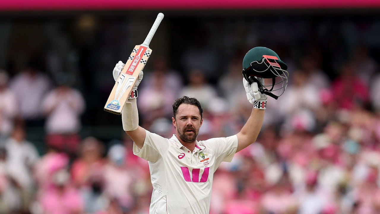 ಅಷ್ಟೇ ಅಲ್ಲದೆ ಆ್ಯಶಸ್ ಸರಣಿಯೊಂದರಲ್ಲಿ 3 ಸೆಂಚುರಿ ಸಿಡಿಸಿದ ಆರಂಭಿಕ ದಾಂಡಿಗರ ಪಟ್ಟಿಯಲ್ಲೂ ಹೆಡ್ ಸ್ಥಾನ ಪಡೆದಿದ್ದಾರೆ. ಇದಕ್ಕೂ ಮುನ್ನ ಮೊದಲ ಟೆಸ್ಟ್ ಪಂದ್ಯದಲ್ಲಿ 123 ರನ್ ಬಾರಿಸಿದ್ದರು. ಇನ್ನು ದ್ವಿತೀಯ ಮ್ಯಾಚ್​ನಲ್ಲಿ 170 ರನ್ ಸಿಡಿಸಿದ್ದರು. ಇದೀಗ 163 ರನ್ ಕಲೆಹಾಕಿದ್ದಾರೆ. ಈ ಮೂಲಕ ಮ್ಯಾಥ್ಯೂ ಹೇಡನ್ ಬಳಿಕ ಆಸ್ಟ್ರೇಲಿಯಾ ಪರ ಆ್ಯಶಸ್ ಸರಣಿಯೊಂದರಲ್ಲಿ 3 ಸೆಂಚುರಿ ಸಿಡಿಸಿದ ಆರಂಭಿಕ ಬ್ಯಾಟರ್ ಎನಿಸಿಕೊಂಡಿದ್ದಾರೆ.