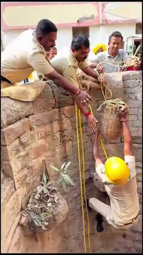 ಪಾಳುಬಾವಿಗೆ ಬಿದ್ದ ಬೆಕ್ಕನ್ನು ರಕ್ಷಣೆ ಮಾಡಿದ ಅಗ್ನಿಶಾಮಕ ಸಿಬ್ಬಂದಿ!