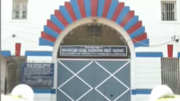ಗ್ಯಾರಂಟಿ ಯೋಜನೆಯಿಂದ ಕೈದಿಗಳ ಸಂಬಳಕ್ಕೂ ಕುತ್ತು, 10 ತಿಂಗಳಿಂದ ಕೂಲಿ ಹಣ ಸಿಕ್ಕಿಲ್ಲ ಗ್ಯಾರಂಟಿ ಯೋಜನೆಯಿಂದ ಕೈದಿಗಳ ಸಂಬಳಕ್ಕೂ ಕುತ್ತು, 10 ತಿಂಗಳಿಂದ ಕೂಲಿ ಹಣ ಸಿಕ್ಕಿಲ್ಲ