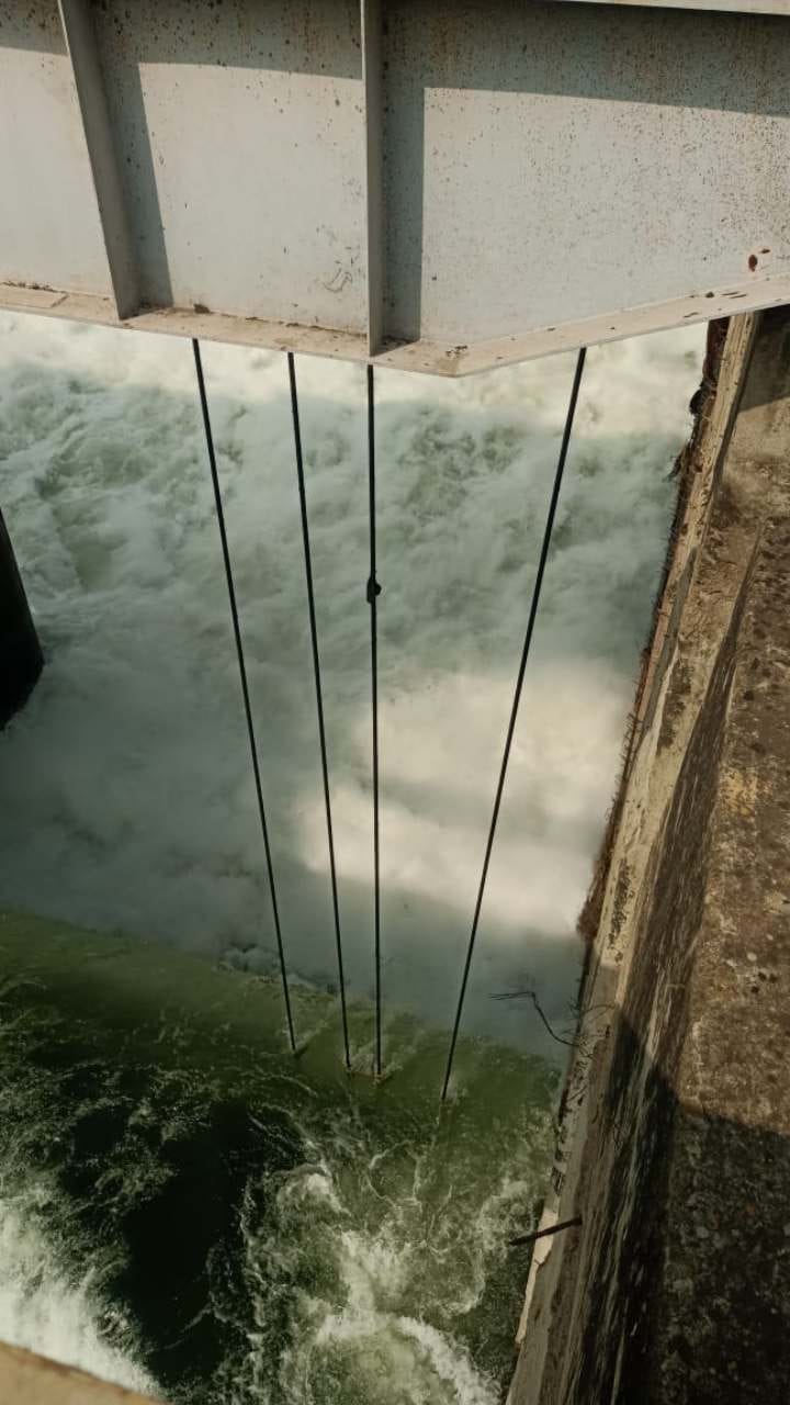 ಕೃಷ್ಣಾ ನದಿ ನೀರಿನ ಒತ್ತಡಕ್ಕೆ ಮುರಿದ ಬ್ಯಾರೇಜ್ ಗೇಟ್