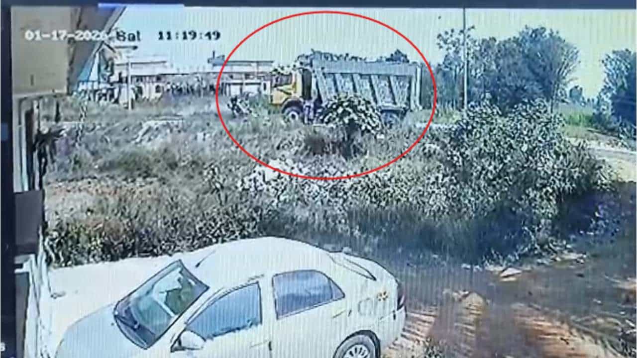 ದೇವನಹಳ್ಳಿ: ಹೆದ್ದಾರಿಯಲ್ಲಿ ಭೀಕರ ಅಪಘಾತ; ಲಾಂಗ್ ಡ್ರೈವ್ ಹೊರಟ್ಟಿದ್ದ ಮೂವರು ಸ್ನೇಹಿತರು ಬಲಿ ದೇವನಹಳ್ಳಿ: ಹೆದ್ದಾರಿಯಲ್ಲಿ ಭೀಕರ ಅಪಘಾತ; ಲಾಂಗ್ ಡ್ರೈವ್ ಹೊರಟ್ಟಿದ್ದ ಮೂವರು ಸ್ನೇಹಿತರು ಬಲಿ