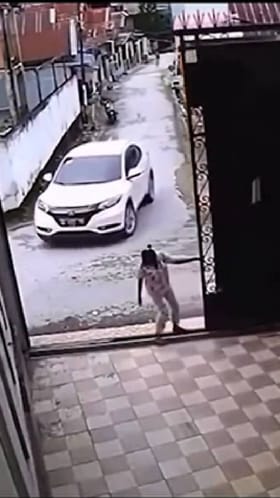 ಏಕಾಏಕಿ ಬಿದ್ದ ಬೃಹತ್​ ಗೇಟ್​; ಕೂದಲೆಳೆ ಅಂತರದಲ್ಲಿ ಪಾರು