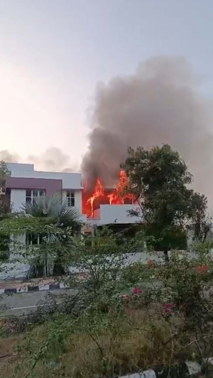 ರೆಡ್ಡಿ, ಶ್ರೀರಾಮುಲುಗೆ ಸೇರಿದ ಮಾಡೆಲ್ ಹೌಸ್​ಗೆ ಬೆಂಕಿ