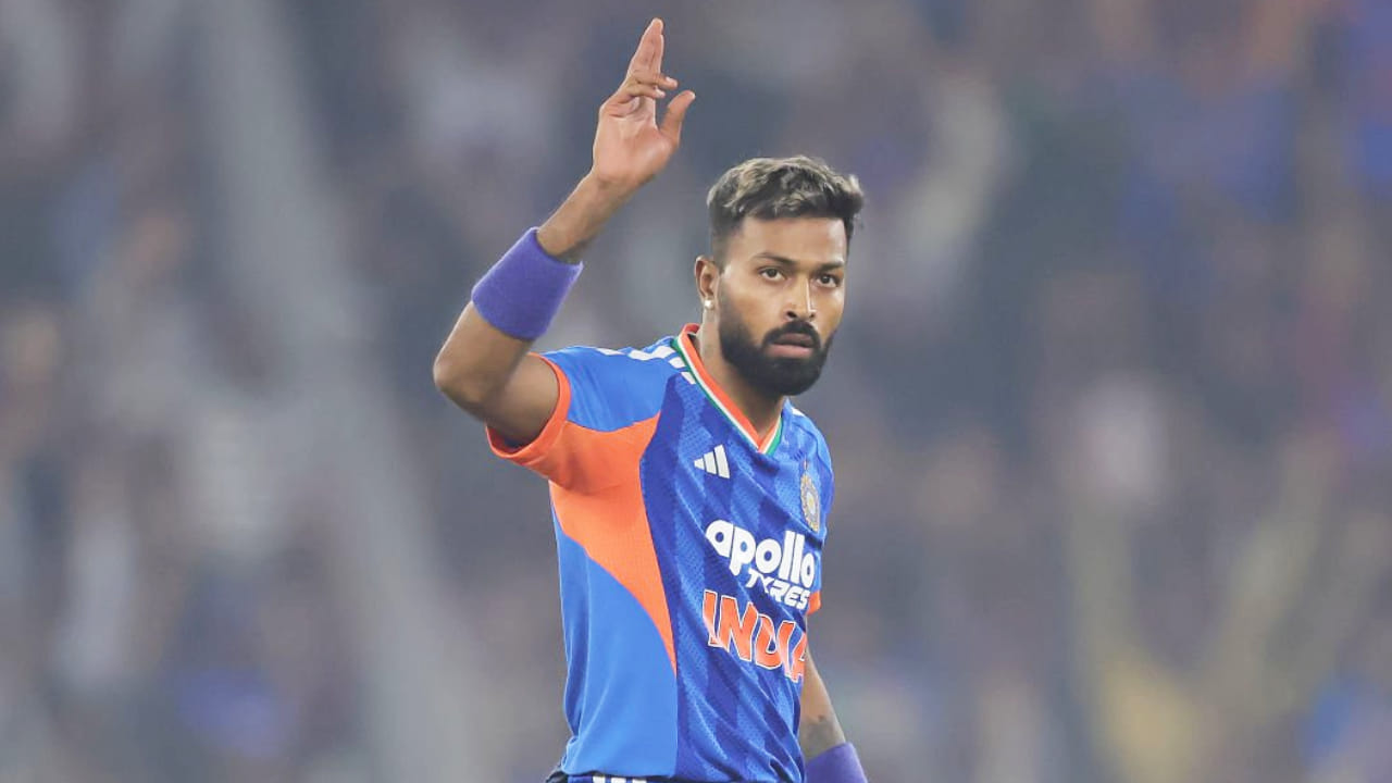 ಹೌದು, ಟೀಮ್ ಇಂಡಿಯಾ ಪರ ಕಳೆದ ಮೂರು ಮ್ಯಾಚ್​ಗಳಲ್ಲೂ ಕಣಕ್ಕಿಳಿದಿರುವ ಆಲ್​ರೌಂಡರ್ ಹಾರ್ದಿಕ್ ಪಾಂಡ್ಯ ಇಂದಿನ ಪಂದ್ಯದಿಂದ ಹೊರಗುಳಿಯುವ ಸಾಧ್ಯತೆ ಹೆಚ್ಚಿದೆ. ಮುಂಬರುವ ಟಿ20 ವಿಶ್ವಕಪ್ ಅನ್ನು ಗಮನದಲ್ಲಿರಿಸಿ ಪಾಂಡ್ಯಗೆ ವಿಶ್ರಾಂತಿ ನೀಡಲು ಟೀಮ್ ಮ್ಯಾನೇಜ್ಮೆಂಟ್ ನಿರ್ಧರಿಸಿದೆ ಎಂದು ವರದಿಯಾಗಿದೆ.