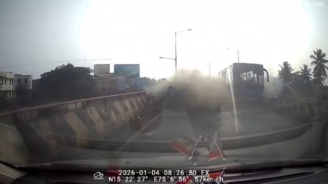 ಕಾರ್ ಮತ್ತು ಚಿಗರಿ ಬಸ್ ನಡುವೆ ಅಪಘಾತ