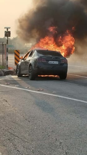 ಹೈವೇನಲ್ಲಿ ಹೊತ್ತಿ ಉರಿದ ಕಾರು: ದಂಪತಿ ಪಾರು