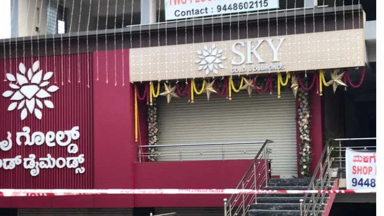 ಹುಣಸೂರು ಚಿನ್ನದಂಗಡಿ ದರೋಡೆ ಪ್ರಕರಣ: ಬಿಹಾರ ಮೂಲದ ಮೋಸ್ಟ್ ವಾಂಟೆಡ್ ಆರೋಪಿ ಪೊಲೀಸರ ಬಲೆಗೆ! ಹುಣಸೂರು ಚಿನ್ನದಂಗಡಿ ದರೋಡೆ ಪ್ರಕರಣ: ಬಿಹಾರ ಮೂಲದ ಮೋಸ್ಟ್ ವಾಂಟೆಡ್ ಆರೋಪಿ ಪೊಲೀಸರ ಬಲೆಗೆ!