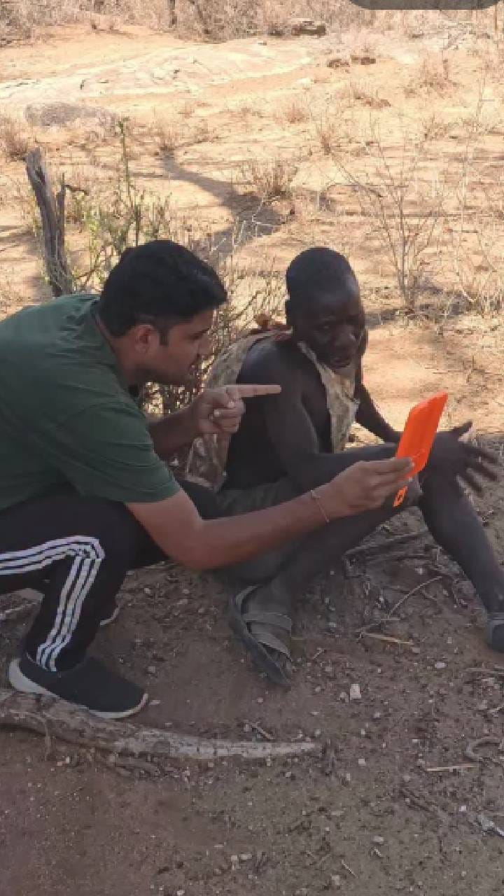 ಮೊದಲ ಬಾರಿ ಕನ್ನಡಿಯಲ್ಲಿ ತನ್ನ ಮುಖ ಕಂಡು ಹೆದರಿದ ವ್ಯಕ್ತಿ