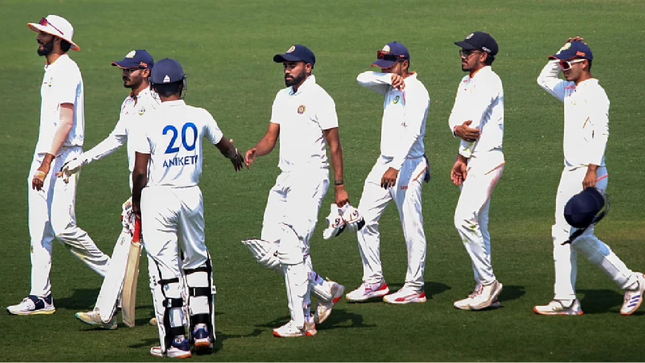 ಹೈದರಾಬಾದ್ ತಂಡ: ಮೊಹಮ್ಮದ್ ಸಿರಾಜ್ (ನಾಯಕ), ರಾಹುಲ್ ಸಿಂಗ್ (ಉಪನಾಯಕ), ಸಿವಿ ಮಿಲಿಂದ್, ತನಯ್ ತ್ಯಾಗರಾಜನ್, ರಕ್ಷನ್ ರೆಡ್ಡಿ, ರೋಹಿತ್ ರಾಯುಡು, ಕೆ ಹಿಮತೇಜ, ವರುಣ್ ಗೌಡ್, ಅಭಿರತ್ ರೆಡ್ಡಿ, ರಾಹುಲ್ ರಾದೇಶ್ (ವಿಕೆಟ್ ಕೀಪರ್), ಅಮನ್ ರಾವ್ ಪೆರಾಲ, ನಿತಿನ್ ಸಾಯಿ ಯಾದವ್, ಕನಾಲ ನಿತೀಶ್ ರೆಡ್ಡಿ, ಸಾಯಿ ರೆಡ್ಡಿ (ವಿಕೆಟ್ ಕೀಪರ್), ಬಿ ಪುಣ್ಣಯ್ಯ.