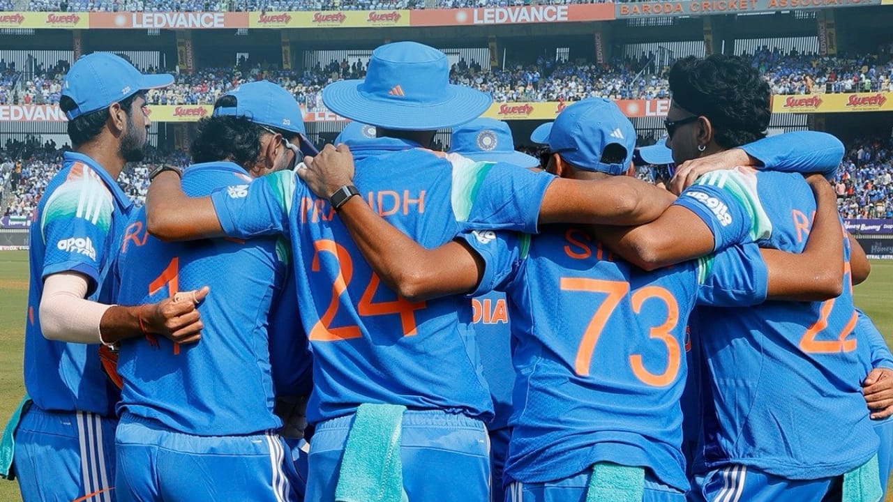 ವಾಸ್ತವವಾಗಿ ಈ ಸರಣಿಯನ್ನು ಆತಿಥೇಯ ಭಾರತ ಗೆಲುವಿನೊಂದಿಗೆ ಆರಂಭಿಸಿತ್ತು. ಆದರೆ ಆ ಬಳಿಕ ನಡೆದ ಎರಡೂ ಪಂದ್ಯಗಳಲ್ಲಿ ತಂಡದ ಕೆಲವು ಪ್ರಮುಖ ಆಟಗಾರರ ಕಳಪೆ ಪ್ರದರ್ಶನ ತಂಡದ ಸೋಲಿಗೆ ಕಾರಣವಾಯಿತು. ಏಕದಿನ ತಂಡದಲ್ಲಿ ಸ್ಥಾನ ಉಳಿಸಿಕೊಳ್ಳಲು ಹೋರಾಡುತ್ತಿರುವ ಟೀಂ ಇಂಡಿಯಾದ ಈ ಮೂವರು ಆಟಗಾರರ ಏಕದಿನ ತಂಡದ ಕದ ಮುಚ್ಚಿದೆ ಎಂತಲೇ ಹೇಳಬಹುದು.