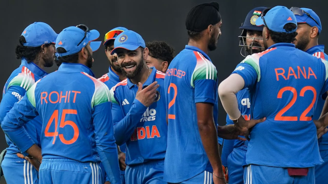 ನ್ಯೂಜಿಲೆಂಡ್ ವಿರುದ್ಧದ ಏಕದಿನ ಸರಣಿಗೆ ಟೀಂ ಇಂಡಿಯಾವನ್ನು ಘೋಷಿಸಲಾಗಿದೆ. ದಕ್ಷಿಣ ಆಫ್ರಿಕಾ ವಿರುದ್ಧ ಏಕದಿನ ಸರಣಿ ಆಡಿದ್ದ ತಂಡದಲ್ಲಿದ್ದ ಆಟಗಾರರಿಗೆ ಈ ಸರಣಿಯಲ್ಲಿ ಆಡಲು ಅವಕಾಶ ನೀಡಲಾಗಿದೆ. ಆದಾಗ್ಯೂ ತಂಡದಲ್ಲಿ ಕೆಲವು ಬದಲಾವಣೆಗಳನ್ನು ಮಾಡಲಾಗಿದ್ದು, ಕೆಲವರಿಗೆ ಅವಕಾಶ ನೀಡುವ ಸಲುವಾಗಿ ಕೆಲವರಿಗೆ ತಂಡದಿಂದ ಗೇಟ್ಪಾಸ್ ನೀಡಲಾಗಿದೆ.