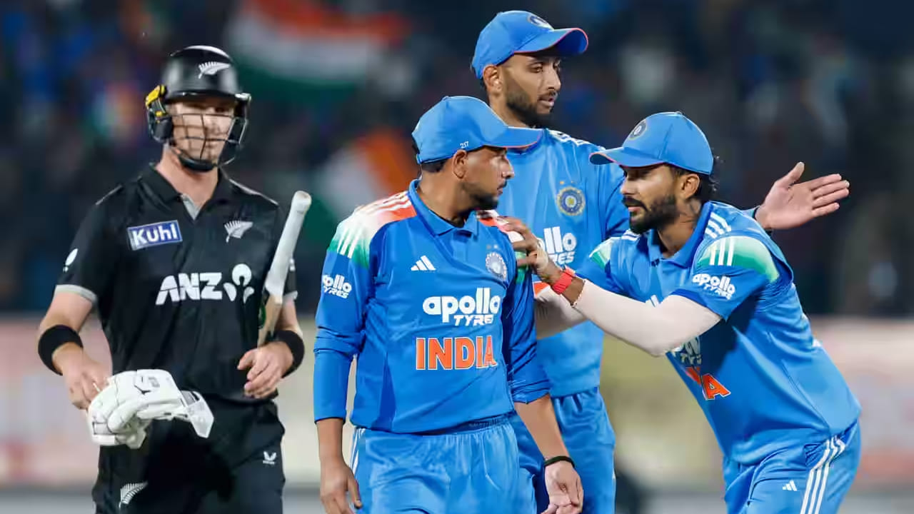 ಆದರೆ ಈ ಬಾರಿ ಬಲಿಷ್ಠ ಭಾರತ ತಂಡದ ಲೆಕ್ಕಾಚಾರಗಳನ್ನು ಪ್ರವಾಸಿ ತಂಡ ತಲೆಕೆಳಗಾಗಿಸಿದೆ. ಅಷ್ಟೇ ಅಲ್ಲದೆ 2 ಮ್ಯಾಚ್​ಗಳಲ್ಲಿ ಟೀಮ್ ಇಂಡಿಯಾಗೆ ಸೋಲುಣಿಸುವಲ್ಲಿ ಯಶಸ್ವಿಯಾಗಿದ್ದಾರೆ. ಈ ಮೂಲಕ ಭಾರತದಲ್ಲಿ ಚೊಚ್ಚಲ ಬಾರಿ ಏಕದಿನ ಸರಣಿ ಗೆಲ್ಲುವಲ್ಲಿ ಯಶಸ್ವಿಯಾಗಿದ್ದಾರೆ.