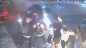 ಎಣ್ಣೆ ಮತ್ತಲ್ಲಿ ಡಿವೈಡರ್​​ ಹಾರಿಸಿದ ಕಾರು ಚಾಲಕ: 8 ಜನ ಜಸ್ಟ್​ ಮಿಸ್!​​