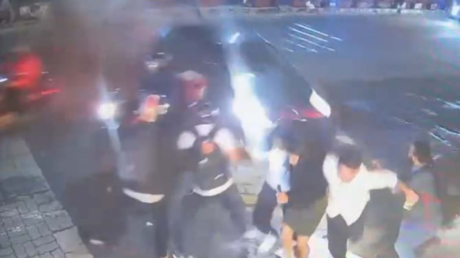 ಎಣ್ಣೆ ಮತ್ತಲ್ಲಿ ಡಿವೈಡರ್​​ ಹಾರಿಸಿದ ಕಾರು ಚಾಲಕ: 8 ಜನ ಜಸ್ಟ್​ ಮಿಸ್!​​