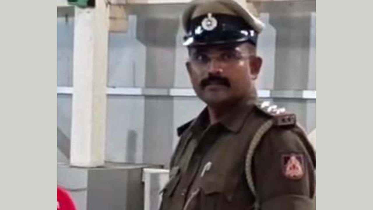 ಬೆಂಗಳೂರು: 4 ಲಕ್ಷ ರೂ ಲಂಚ ಸ್ವೀಕರಿಸುವಾಗ ಲೋಕಾ ಬಲೆಗೆ ಬಿದ್ದ ಇನ್ಸ್ಪೆಕ್ಟರ್ ಬೆಂಗಳೂರು: 4 ಲಕ್ಷ ರೂ ಲಂಚ ಸ್ವೀಕರಿಸುವಾಗ ಲೋಕಾ ಬಲೆಗೆ ಬಿದ್ದ ಇನ್ಸ್ಪೆಕ್ಟರ್