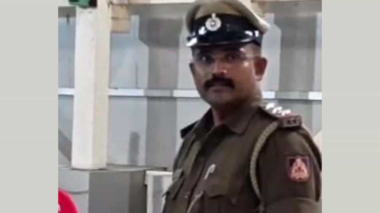 ಬೆಂಗಳೂರು: 4 ಲಕ್ಷ ರೂ ಲಂಚ ಸ್ವೀಕರಿಸುವಾಗ ಲೋಕಾ ಬಲೆಗೆ ಬಿದ್ದ ಇನ್ಸ್ಪೆಕ್ಟರ್ ಬೆಂಗಳೂರು: 4 ಲಕ್ಷ ರೂ ಲಂಚ ಸ್ವೀಕರಿಸುವಾಗ ಲೋಕಾ ಬಲೆಗೆ ಬಿದ್ದ ಇನ್ಸ್ಪೆಕ್ಟರ್