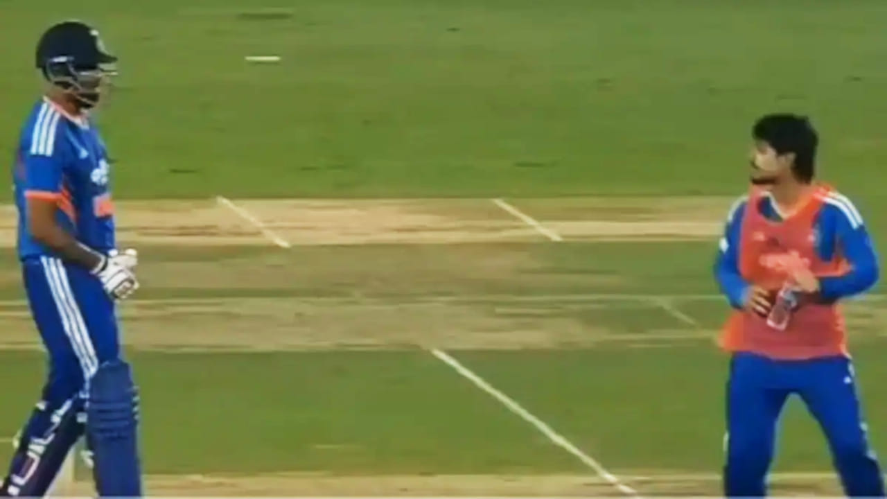 ಅಂದರೆ ಪಂದ್ಯದುದ್ದಕ್ಕೂ ವಾಟರ್ ಬಾಯ್ ಆಗಿ ಮೈದಾನಕ್ಕೆ ಆಗಮಿಸಿದ್ದ ಇಶಾನ್ ಕಿಶನ್ ಯಾವುದೇ ಫಿಟ್​ನೆಸ್ ಸಮಸ್ಯೆ ಇಲ್ಲದಂತೆ ಕಂಡು ಬಂದರು. ಅದರಲ್ಲೂ ಅವರು ವೇಗದಲ್ಲಿ ಓಡುತ್ತಿರುವ ದೃಶ್ಯಗಳು ಕ್ಯಾಮೆರಾದಲ್ಲಿ ಸೆರೆಯಾಗಿತ್ತು. ಹೀಗಾಗಿಯೇ ಇದೀಗ ಇಶಾನ್ ಕಿಶನ್ ಅವರ ಗಾಯದ ಕುರಿತು ಸೋಷಿಯಲ್ ಮೀಡಿಯಾದಲ್ಲಿ ಚರ್ಚೆಯಾಗುತ್ತಿದೆ.