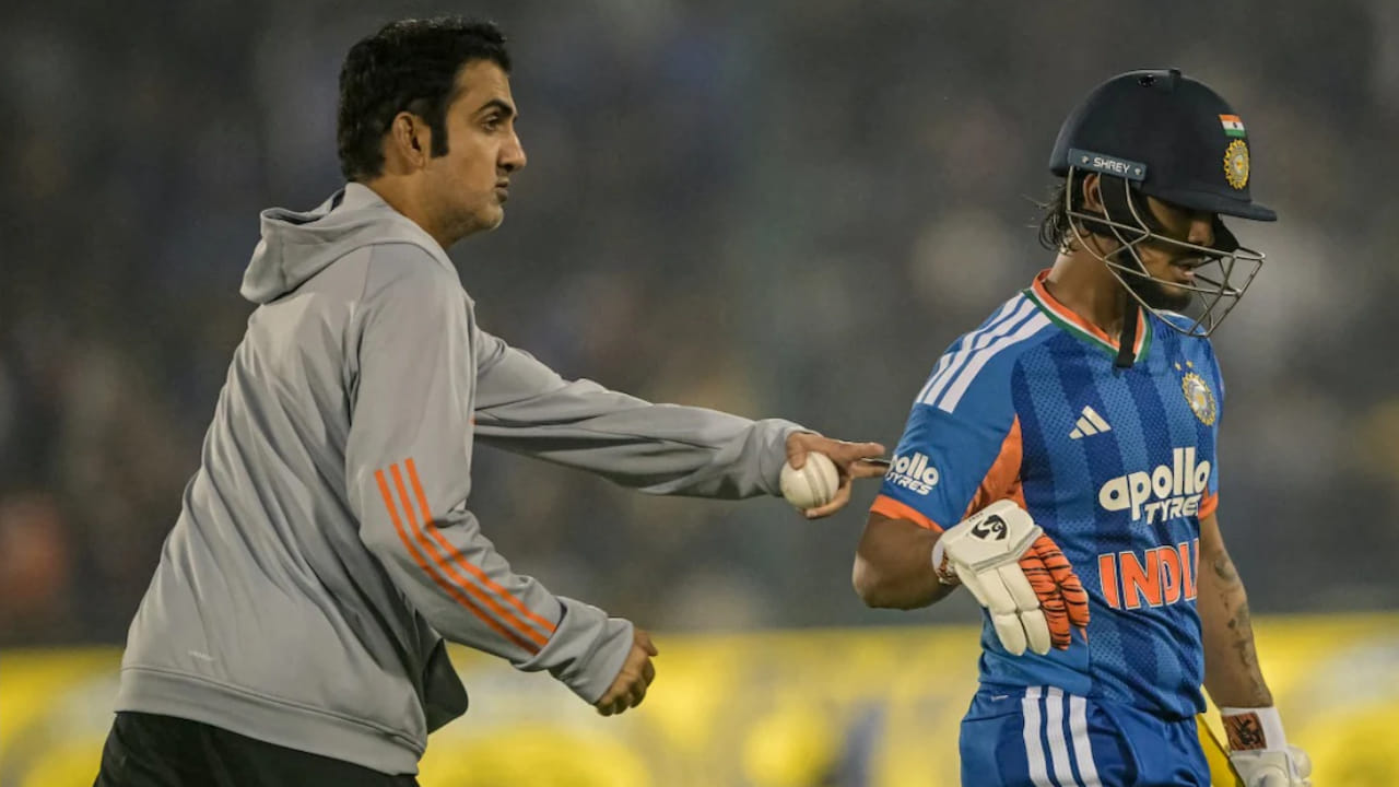 ಒಟ್ಟಿನಲ್ಲಿ ಟೀಮ್ ಇಂಡಿಯಾ ಕೋಚ್​ನ ನಡೆಯು ಇದೀಗ ಚರ್ಚೆಗೆ ಗ್ರಾಸವಾಗಿದ್ದು, ಅದರಲ್ಲೂ ಗೌತಮ್ ಗಂಭೀರ್ ಸುಳ್ಳು ಹೇಳಿ ಅತ್ಯುತ್ತಮ ಫಾರ್ಮ್​ನಲ್ಲಿರುವ ಇಶಾನ್ ಅವರನ್ನು ಆಡುವ ಬಳಗದಿಂದ ಹೊರಗಿಟ್ರಾ ಎಂಬ ಪ್ರಶ್ನೆಯೊಂದು ಹುಟ್ಟಿಕೊಂಡಿದೆ.