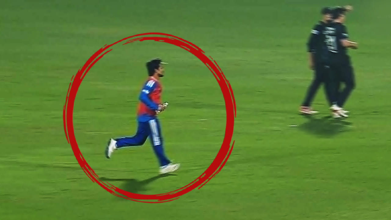 ಭಾರತ ಮತ್ತು ನ್ಯೂಝಿಲೆಂಡ್ ನಡುವಣ 4ನೇ ಟಿ20 ಪಂದ್ಯದಲ್ಲಿ ಇಶಾನ್ ಕಿಶನ್ (Ishan Kishan) ಕಣಕ್ಕಿಳಿದಿರಲಿಲ್ಲ. ನಿಗಲ್ ಇಂಜುರಿಯ ಕಾರಣ ಇಶಾನ್ ಇಂದು ಆಡುತ್ತಿಲ್ಲ ಎಂದು ಟೀಮ್ ಇಂಡಿಯಾ ನಾಯಕ ಸೂರ್ಯಕುಮಾರ್ ಯಾದವ್ ಟಾಸ್ ವೇಳೆ ತಿಳಿಸಿದ್ದರು.