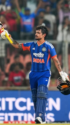 ಸಿಕ್ಸರ್ ಬಾರಿಸುವ ಮೂಲಕ ಚೊಚ್ಚಲ ಟಿ20 ಶತಕ ಪೂರೈಸಿದ ಕಿಶನ್