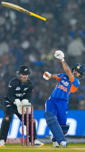 20 ಅಡಿ ಮೇಲಕ್ಕೆ ಹಾರಿದ ಕಿಶನ್ ಬ್ಯಾಟ್; ವಿಡಿಯೋ ನೋಡಿ