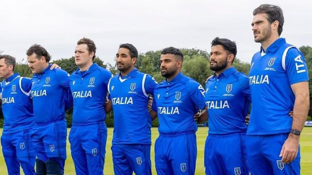 ಇಟಲಿ ಟಿ20 ತಂಡ: ವೇಯ್ನ್ ಮ್ಯಾಡ್ಸೆನ್ (ನಾಯಕ), ಮಾರ್ಕಸ್ ಕ್ಯಾಂಪೊಪಿಯಾನೊ, ಜಿಯಾನ್ ಪಿಯೆರೊ ಮೀಡೆ, ಜೈನ್ ಅಲಿ, ಅಲಿ ಹಸನ್, ಕ್ರಿಶನ್ ಜಾರ್ಜ್, ಹ್ಯಾರಿ ಮಾನೆಂಟಿ, ಆಂಥೋನಿ ಮೊಸ್ಕಾ, ಜಸ್ಟಿನ್ ಮೊಸ್ಕಾ, ಸೈಯದ್ ನಖ್ವಿ, ಬೆಂಜಮಿನ್ ಮಾನೆಂಟಿ, ಜಸ್ಪ್ರೀತ್ ಸಿಂಗ್, ಜೆಜೆ ಸ್ಮಟ್ಸ್, ಗ್ರ್ಯಾಂಟ್ ಸ್ಟೀವರ್ಟ್, ಥಾಮಸ್ ಡ್ರಾಕ.