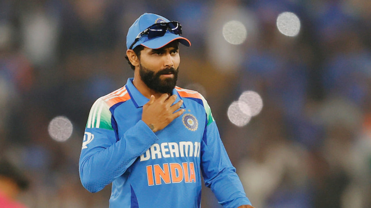 ರವೀಂದ್ರ ಜಡೇಜಾ: ಈ ಪಟ್ಟಿಯಲ್ಲಿ ಮೊದಲ ಹೆಸರು ಅನುಭವಿ ಆಲ್‌ರೌಂಡರ್ ರವೀಂದ್ರ ಜಡೇಜಾ ಅವರದು. ಏಕದಿನ ಪಂದ್ಯಗಳಲ್ಲಿ, ಜಡೇಜಾ ತಮ್ಮ ಬೌಲಿಂಗ್ ಅಥವಾ ಬ್ಯಾಟಿಂಗ್‌ನಿಂದ ತಂಡಕ್ಕೆ ಕೊಡುಗೆ ನೀಡಲು ಸಾಧ್ಯವಾಗಿಲ್ಲ. ನ್ಯೂಜಿಲೆಂಡ್ ವಿರುದ್ಧದ ಮೂರು ಪಂದ್ಯಗಳಲ್ಲಿ ಜಡೇಜಾ ಒಂದೇ ಒಂದು ವಿಕೆಟ್ ಪಡೆಯಲು ಸಾಧ್ಯವಾಗಲಿಲ್ಲ. ಅವರ ಬ್ಯಾಟ್ ಕೂಡ ರನ್ ಗಳಿಸುವಲ್ಲಿ ವಿಫಲವಾಯಿತು. ಕಳೆದ ವರ್ಷ, ಜಡೇಜಾ ಒಟ್ಟು 10 ಏಕದಿನ ಪಂದ್ಯಗಳನ್ನು ಆಡಿದ್ದು, ಕೇವಲ 106 ರನ್ ಗಳಿಸಿದ್ದರು. ಇದರ ಜೊತೆಗೆ ಕೇವಲ 10 ವಿಕೆಟ್‌ಗಳನ್ನು ಪಡೆಯುವಲ್ಲಿ ಯಶಸ್ವಿಯಾಗಿದ್ದರು.