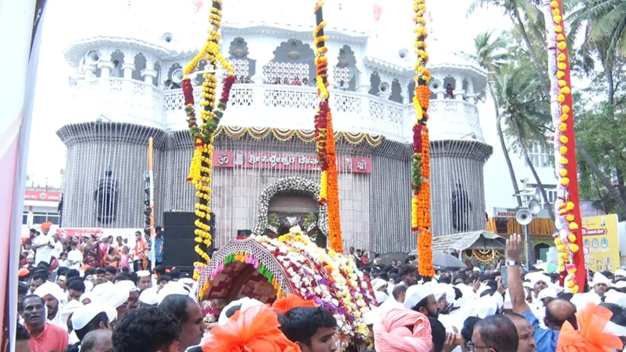 ವಿಜಯಪುರದಲ್ಲಿ ಸದ್ಯ ಶ್ರೀ ಸಿದ್ದೇರಶ್ವರ ದೇವಸ್ಥಾನದ ಜಾತ್ರಾ ಸಂಭ್ರಮ ಮನೆ ಮಾಡಿದೆ. 8 ದಿನಗಳ ಕಾಲ ನಡೆಯುವ ಜಾತ್ರೆಗೆ ಶತಮಾನದ ಐತಿಹ್ಯವಿದೆ. ನಂದಿಕೋಲು ಮೆರವಣಿಗೆ, ಭೋಗಿ, ಸಿದ್ದರಾಮ ಮಂತ್ರದಂಡ ವಿವಾಹ ಕಾರ್ಯಕ್ರಮ ಹೀಗೆ ಸಾಲು ಸಾಲು ಧಾರ್ಮಿಕ ಕಾರ್ಯಗಳಿಗೆ ಹಾಗೂ ಮನರಂಜನೆಗೆ ಜಾತ್ರೆ ಸಾಕ್ಷಿಯಾಗಿದೆ.  
