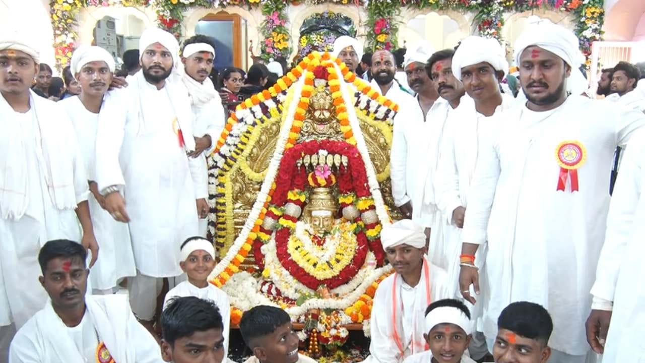 ವಿಜಯಪುರ ನಗರದ ಆರಾಧ್ಯ ದೈವ ಶ್ರೀ ಸಿದ್ದೇಶ್ವರ ದೇವಸ್ಥಾನದ 115ನೇ ಜಾತ್ರಾ ಮಹೋತ್ಸವದ ಸಂಭ್ರಮ ಜೋರಾಗಿದೆ. ಪ್ರತಿ ವರ್ಷ ಮಕರ ಸಂಕ್ರಮಣದ ವೇಳೆ ಸಿದ್ದೇಶ್ವರ ಜಾತ್ರೆ ನಡೆಯುತ್ತದೆ. ಇಂದು ಬೆಳಿಗ್ಗೆಯಿಂದಲೇ ನಂದಿಕೋಲು ಮೆರವಣಿಗೆ ಸೇರಿದಂತೆ ಹೋಮ ಹವನ, ವಿಶೇಷ ಪೂಜಾ ಕಾರ್ಯಗಳು ನಡೆದವು. 
