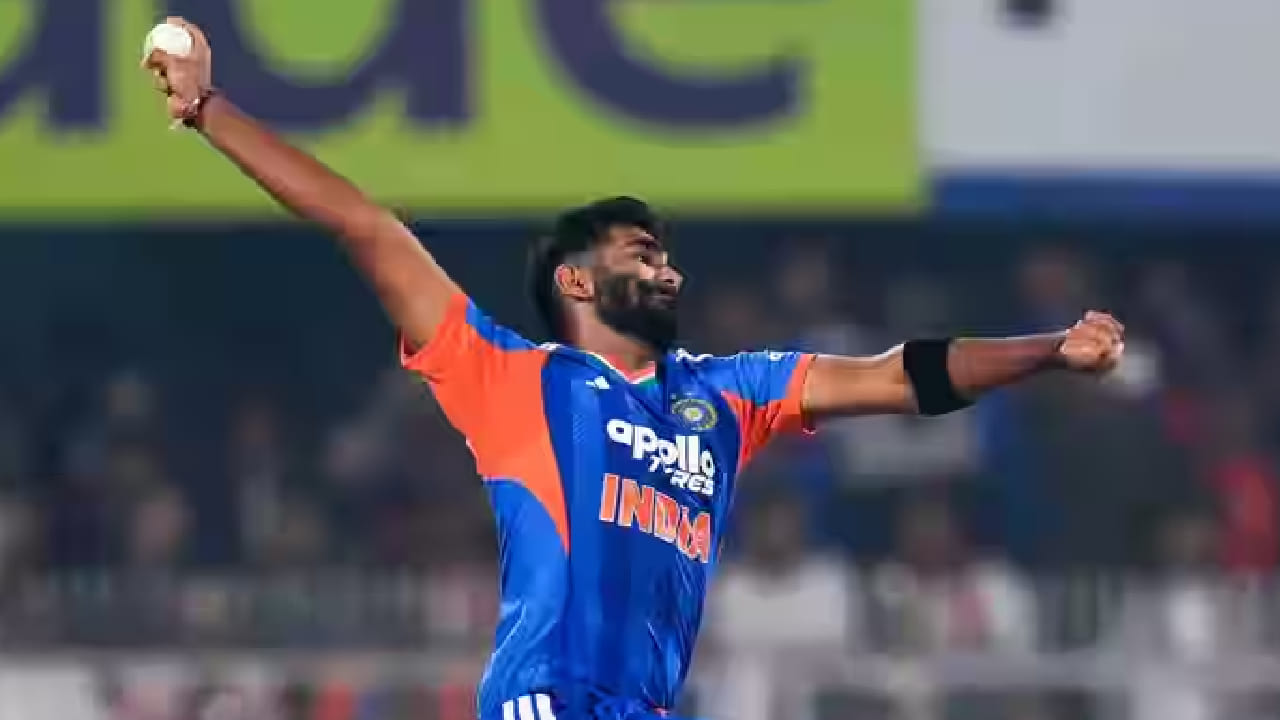 ಬ್ಯಾಟಿಂಗ್ ಸ್ನೇಹಿ ಪಿಚ್​​ನಲ್ಲಿ ಅತ್ಯುತ್ತಮ ದಾಳಿ ಸಂಘಟಿಸುವ ಮೂಲಕ ನ್ಯೂಝಿಲೆಂಡ್ ತಂಡವನ್ನು ಅಲ್ಪ ಮೊತ್ತಕ್ಕೆ ಕಟ್ಟಿ ಹಾಕುವಲ್ಲಿ ಜಸ್​ಪ್ರೀತ್ ಬುಮ್ರಾ ಪ್ರಮುಖ ಪಾತ್ರವಹಿಸಿದ್ದರು. ಹೀಗಾಗಿ ಪಂದ್ಯ ಶ್ರೇಷ್ಠ ಪ್ರಶಸ್ತಿಯನ್ನು ಭಾರತ ತಂಡದ ವೇಗಿಗೆ ನೀಡಲಾಗಿದೆ.