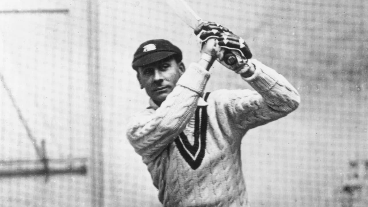 ಇಂಗ್ಲೆಂಡ್ ಪರ 41 ಆ್ಯಶಸ್ ಟೆಸ್ಟ್ ಪಂದ್ಯವಾಡಿರುವ ಜಾಕ್ ಹಾಬ್ಸ್ 71 ಇನಿಂಗ್ಸ್​ಗಳ ಮೂಲಕ 12 ಶತಕದೊಂದಿಗೆ ಒಟ್ಟು 3636 ರನ್ ಕಲೆಹಾಕಿದ್ದರು. ಈ ಮೂಲಕ ಆ್ಯಶಸ್ ಸರಣಿಯಲ್ಲಿ ಡಾನ್ ಬ್ರಾಡ್ಮನ್ (5028) ಬಳಿಕ ಅತ್ಯಧಿಕ ರನ್ ಕಲೆಹಾಕಿದ ಬ್ಯಾಟರ್ ಎನಿಸಿಕೊಂಡಿದ್ದರು.