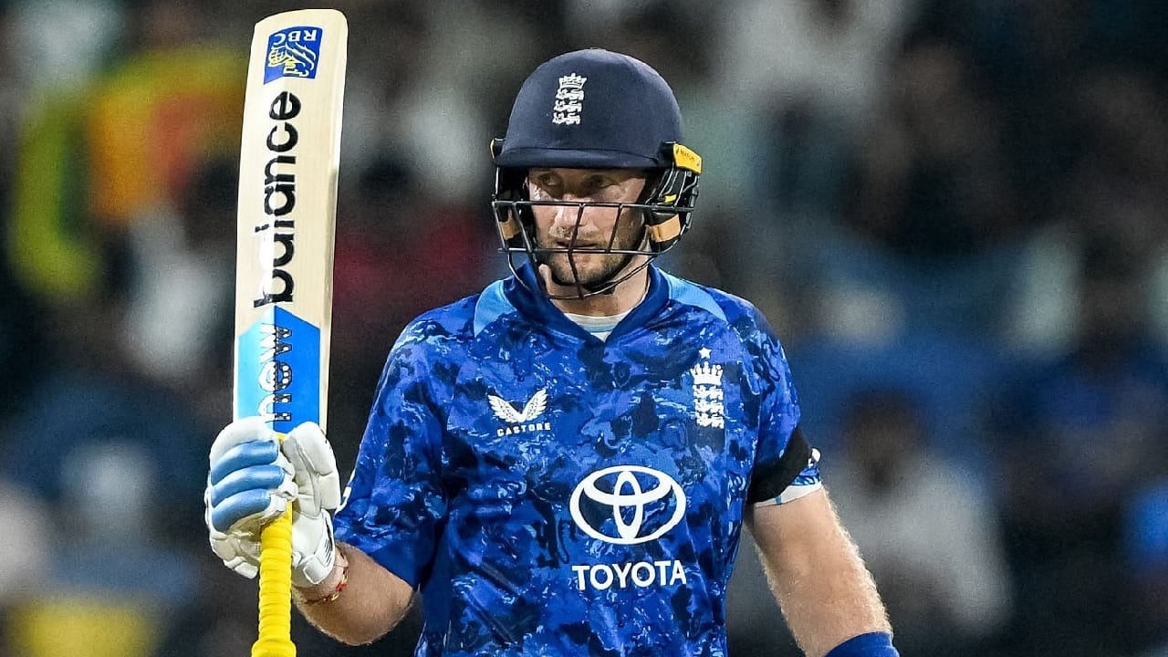 ಇದೀಗ ಜೋ ರೂಟ್ ಈ ಪಟ್ಟಿಯಲ್ಲಿ ಅಗ್ರಸ್ಥಾನಕ್ಕೇರಿದ್ದಾರೆ. ಇಂಗ್ಲೆಂಡ್ ಪರ ಈವರೆಗೆ 383 ಪಂದ್ಯಗಳನ್ನಾಡಿರುವ ರೂಟ್ ಒಟ್ಟು 27 ಬಾರಿ ಪ್ಲೇಯರ್ ಆಫ್ ದಿ ಮ್ಯಾಚ್ ಪ್ರಶಸ್ತಿ ಪಡೆದಿದ್ದಾರೆ. ಈ ಮೂಲಕ ಇಂಗ್ಲೆಂಡ್ ಪರ ಅತ್ಯಧಿಕ ಬಾರಿ ಪಂದ್ಯ ಶ್ರೇಷ್ಠ ಪ್ರಶಸ್ತಿ ಪಡೆದ ಆಟಗಾರ ಎನಿಸಿಕೊಂಡಿದ್ದಾರೆ.