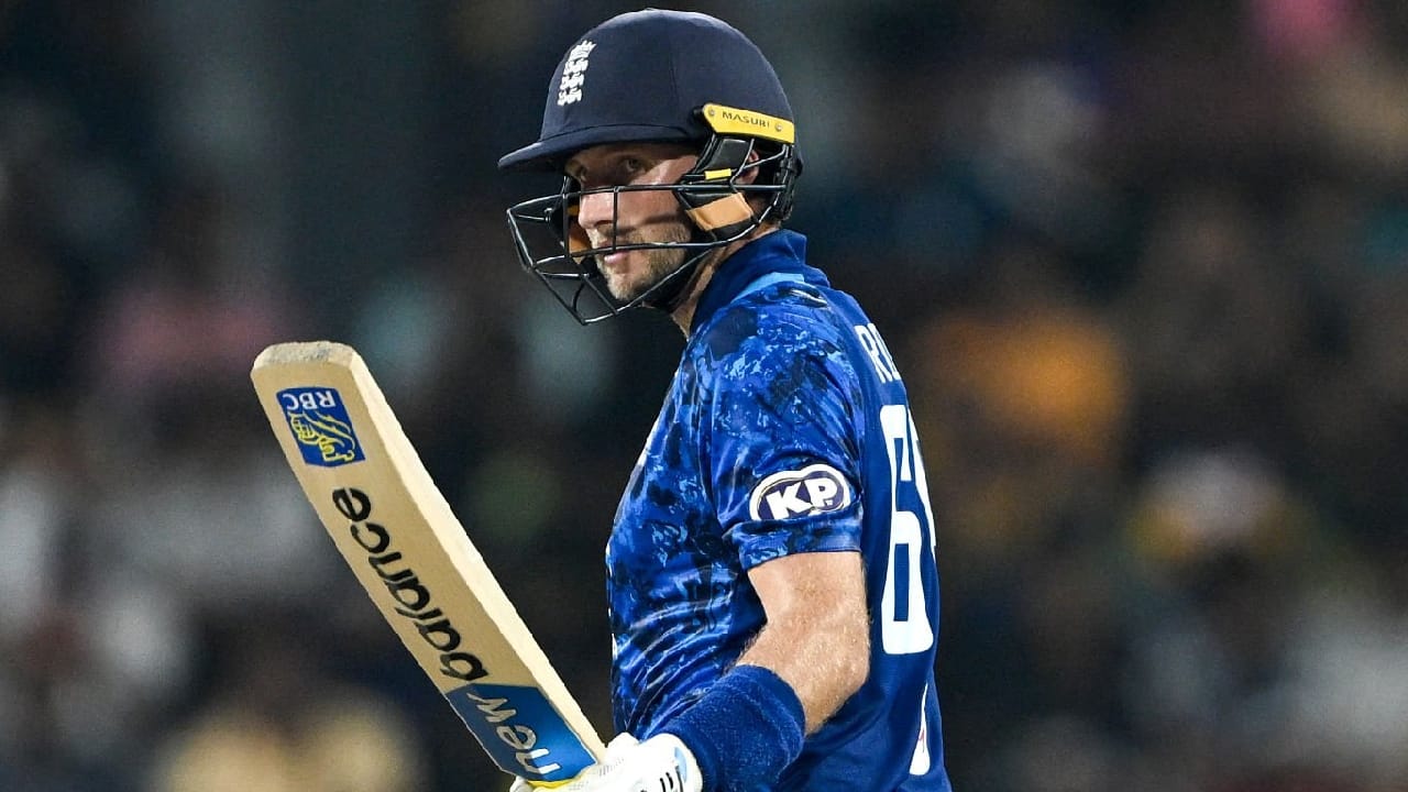 ಅಷ್ಟೇ ಅಲ್ಲದೆ ಇದಕ್ಕೂ ಮುನ್ನ ಬೌಲಿಂಗ್​ನಲ್ಲಿ 2.3 ಓವರ್​ಗಳಲ್ಲಿ 13 ರನ್ ನೀಡಿ 2 ವಿಕೆಟ್​ಗಳನ್ನು ಸಹ ಕಬಳಿಸಿದ್ದರು. ಈ ಮೂಲಕ ಇಂಗ್ಲೆಂಡ್ ಗೆಲುವಿನಲ್ಲಿ  ರೂಟ್ ಪ್ರಮುಖ ಪಾತ್ರವಹಿಸಿದ್ದರು. ಈ ಭರ್ಜರಿ ಪ್ರದರ್ಶನದ ಫಲವಾಗಿ ಜೋ ರೂಟ್​ಗೆ ಪಂದ್ಯ ಶ್ರೇಷ್ಠ ಪ್ರಶಸ್ತಿ ಒಲಿದಿದೆ.