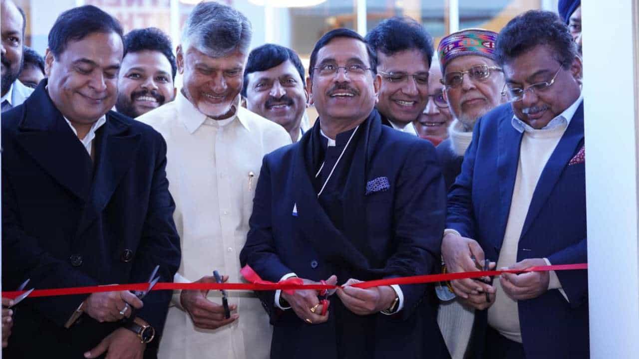 ಜಾಗತಿಕ ಹೂಡಿಕೆಗೆ ಭಾರತ ವಿಶ್ವಾಸಾರ್ಹ ತಾಣ: ಹೂಡಿಕೆ ಒಪ್ಪಂದಕ್ಕೆ ಜೋಶಿ ಮಾತುಕತೆ ಫಲಪ್ರದ ಜಾಗತಿಕ ಹೂಡಿಕೆಗೆ ಭಾರತ ವಿಶ್ವಾಸಾರ್ಹ ತಾಣ: ಹೂಡಿಕೆ ಒಪ್ಪಂದಕ್ಕೆ ಜೋಶಿ ಮಾತುಕತೆ ಫಲಪ್ರದ