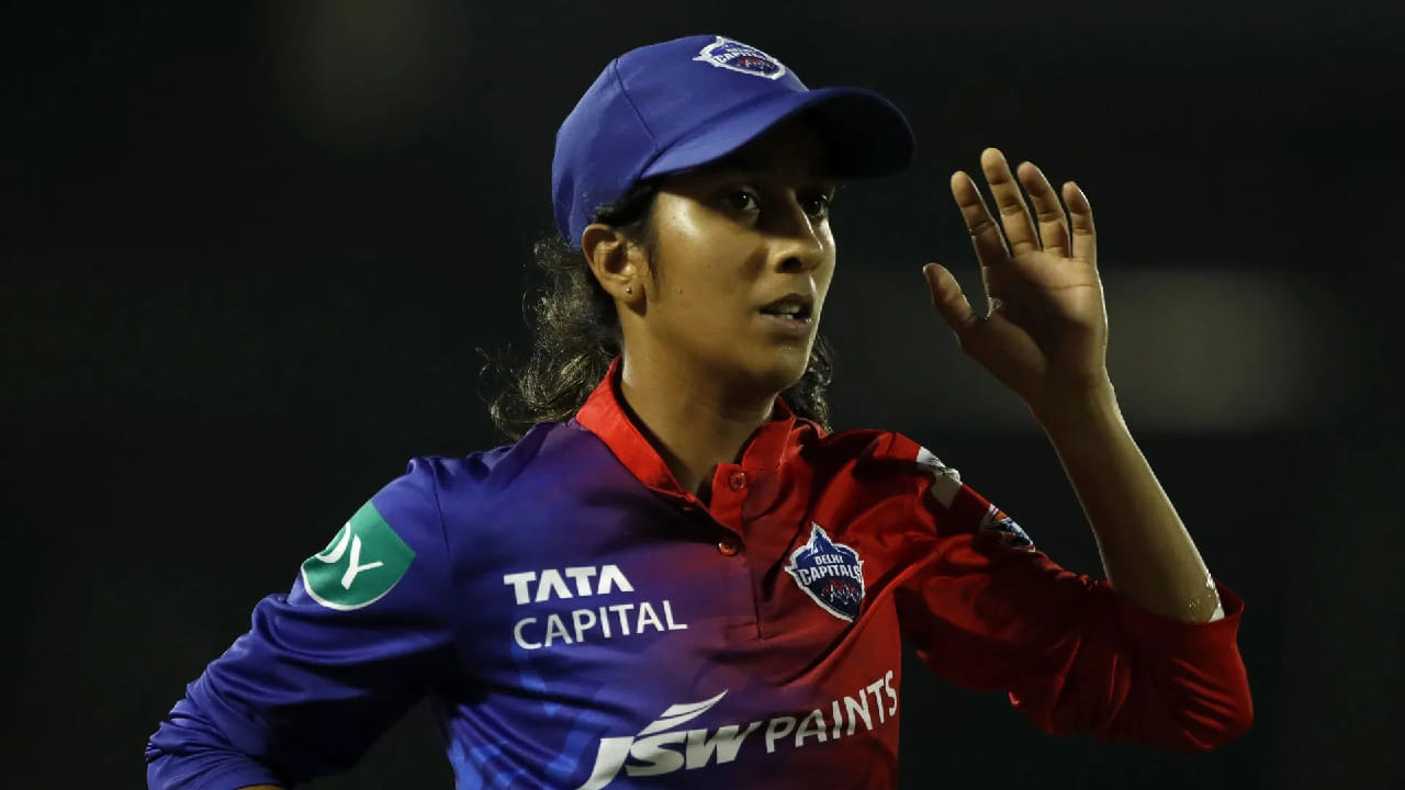 ವುಮೆನ್ಸ್ ಪ್ರೀಮಿಯರ್ ಲೀಗ್​ನಲ್ಲಿ ಡೆಲ್ಲಿ ಕ್ಯಾಪಿಟಲ್ಸ್ ತಂಡದ ನಾಯಕಿಯಾಗಿ ಕಣಕ್ಕಿಳಿಯುತ್ತಿರುವ ಜೆಮಿಮಾ ರೊಡ್ರಿಗಸ್​ಗೆ (Jemimah Rodrigues) 12 ಲಕ್ಷ ರೂ. ದಂಡ ವಿಧಿಸಲಾಗಿದೆ. ಗುಜರಾತ್ ಜೈಂಟ್ಸ್ ವಿರುದ್ಧದದ ಪಂದ್ಯದಲ್ಲಿ ಡೆಲ್ಲಿ ಕ್ಯಾಪಿಟಲ್ಸ್ ತಂಡವು ನಿಗದಿತ ಸಮಯದೊಳಗೆ 20 ಓವರ್​ಗಳನ್ನು ಪೂರ್ಣಗೊಳಿಸದ ಕಾರಣ ಅವರಿಗೆ ದಂಡ ವಿಧಿಸಿದ್ದಾರೆ.