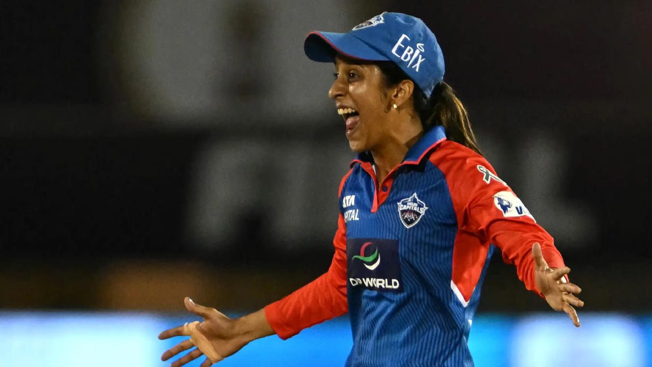 ಅದರಂತೆ ಗುಜರಾತ್ ಜೈಂಟ್ಸ್ ವಿರುದ್ಧದ ಪಂದ್ಯದಲ್ಲಿ ಜೆಮಿಮಾ ಮುಂದಾಳತ್ವದ ಡೆಲ್ಲಿ ಕ್ಯಾಪಿಟಲ್ಸ್ ತಂಡವು ನಿಗದಿತ ಸಮಯದೊಳಗೆ 20 ಓವರ್​ಗಳನ್ನು ಪೂರ್ಣಗೊಳಿಸಿರಲಿಲ್ಲ. ಈ ಸ್ಲೋ ಓವರ್ ರೇಟ್ ತಪ್ಪಿಗಾಗಿ ಜೆಮಿಮಾ ರೊಡ್ರಿಗಸ್​ 12 ಲಕ್ಷ ರೂ. ಪಾವತಿಸಬೇಕಾಗಿ ಬಂದಿದೆ.