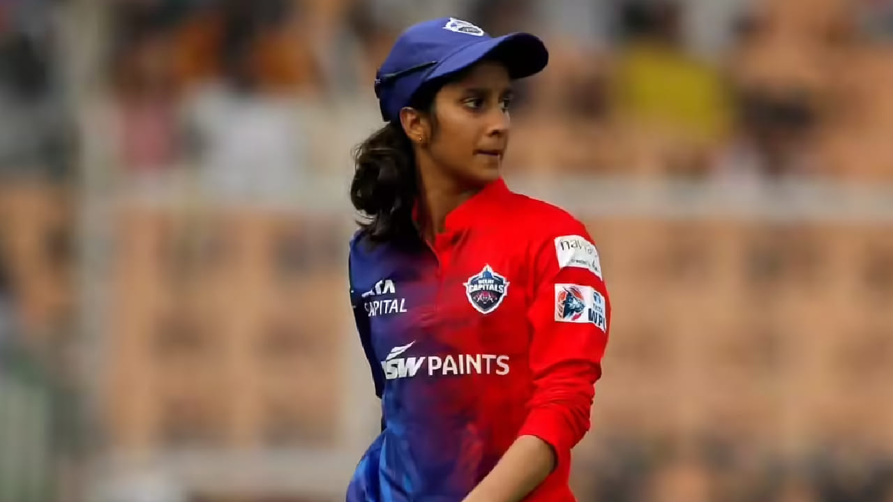 ಇನ್ನು ಡೆಲ್ಲಿ ಕ್ಯಾಪಿಟಲ್ಸ್ ತಂಡವು ಇದೇ ತಪ್ಪನ್ನು 2ನೇ ಬಾರಿ ಪುನರಾವರ್ತಿಸಿದರೆ ನಾಯಕಿಗೆ 24 ಲಕ್ಷ ರೂ. ದಂಡ ವಿಧಿಸಲಾಗುತ್ತದೆ. ಇದರ ಜೊತೆಗೆ ಪ್ಲೇಯಿಂಗ್ ಇಲೆವೆನ್​ನ 10 ಆಟಗಾರರಿಗೆ 6 ಲಕ್ಷ ಅಥವಾ ಪಂದ್ಯದ ಶುಲ್ಕದ 25% ದಂಡವನ್ನು ವಿಧಿಸಲಿದ್ದಾರೆ.