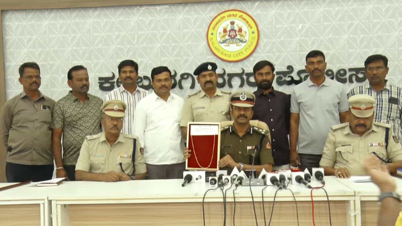 Kalaburagi: ಕಳ್ಳತನ ಕೇಸ್ ತನಿಖೆ ವೇಳೆ ಖಾಕಿಗೇ ಶಾಕ್; ಜೈಲಿನಲ್ಲಿ ಪತ್ತೆಯಾದ ಆರೋಪಿ! Kalaburagi: ಕಳ್ಳತನ ಕೇಸ್ ತನಿಖೆ ವೇಳೆ ಖಾಕಿಗೇ ಶಾಕ್; ಜೈಲಿನಲ್ಲಿ ಪತ್ತೆಯಾದ ಆರೋಪಿ!