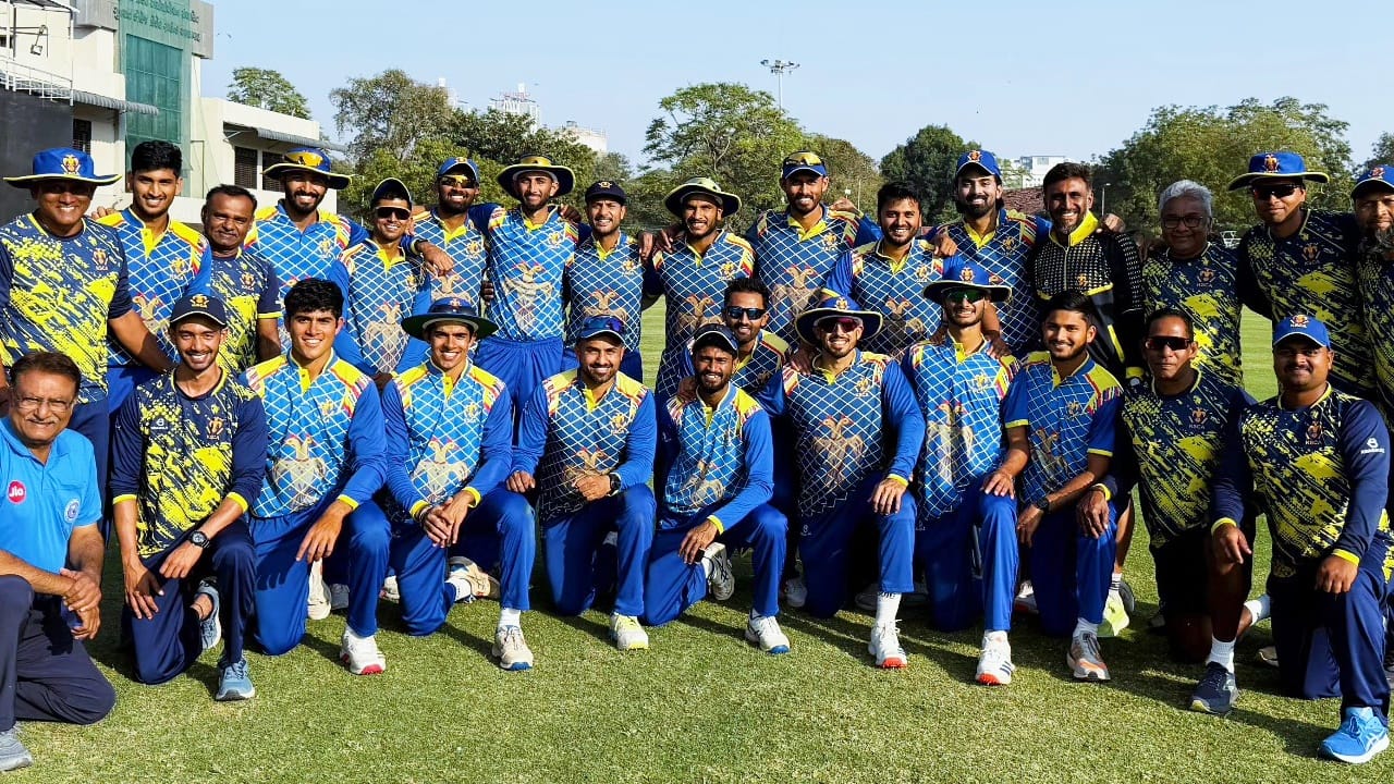 ಕರ್ನಾಟಕ ತಂಡ: ಮಯಾಂಕ್ ಅಗರ್ವಾಲ್ (ನಾಯಕ), ಕರುಣ್ ನಾಯರ್ (ಉಪನಾಯಕ), ದೇವದತ್ ಪಡಿಕ್ಕಲ್, ಸ್ಮರಣ್ ರವಿಚಂದ್ರನ್, ಕೆ.ಎಲ್.ಶ್ರೀಜಿತ್, ಅಭಿನವ್ ಮನೋಹರ್, ಶ್ರೇಯಸ್ ಗೋಪಾಲ್,  ವೈಶಾಕ್ ವಿಜಯಕುಮಾರ್, ಮನ್ವಂತ್ ಕುಮಾರ್, ಶ್ರೀಶ ಆಚಾರ್, ಅಭಿಲಾಷ್ ಶೆಟ್ಟಿ, ಬಿ.ಆರ್.ಶರತ್, ಹರ್ಷಿಲ್ ಧರ್ಮಣಿ, ಧ್ರುವ್ ಪ್ರಭಾಕರ್.