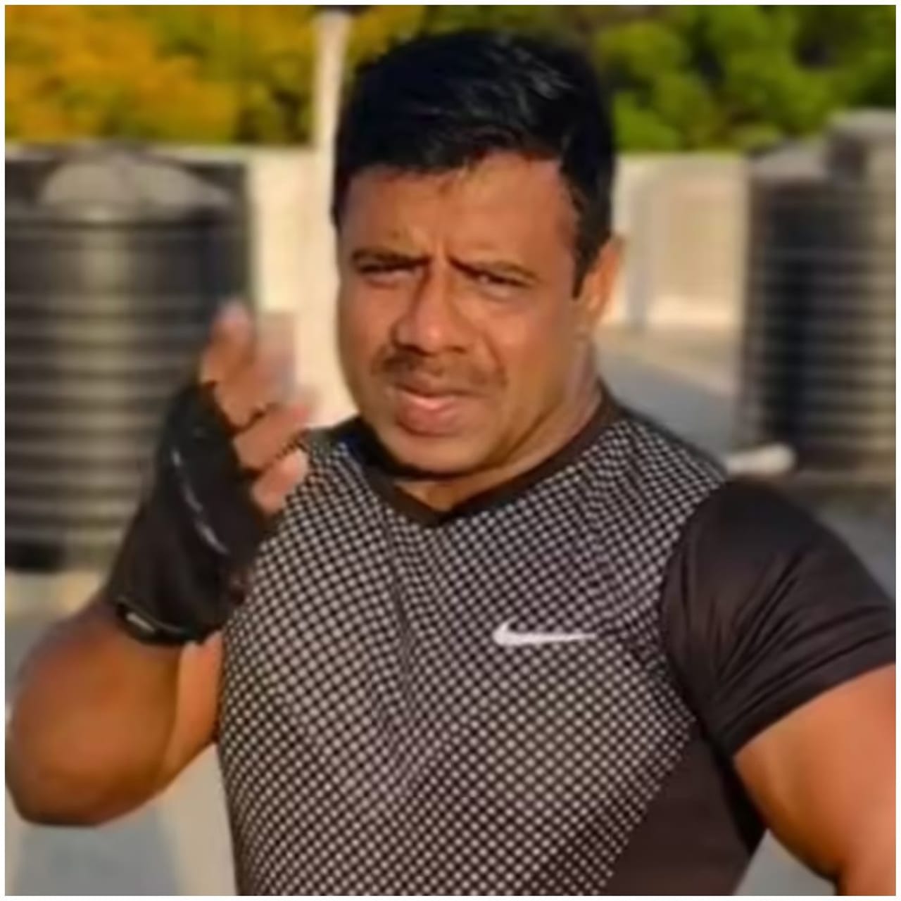 ಸಿನಿಮಾಗಳಲ್ಲಿ ನಟಿಸಿ ಗಮನ ಸೆಳೆದ ಕರಿ ಬಸಪ್ಪ ಮೊದಲ ವಾರವೇ ಹೊರ ಹೋದರು. ಜರನ್ನು ಇಂಪ್ರೆಸ್ ಮಾಡಲು ಅವರಿಂದ ಸಾಧ್ಯವಾಗಿಲ್ಲ. 