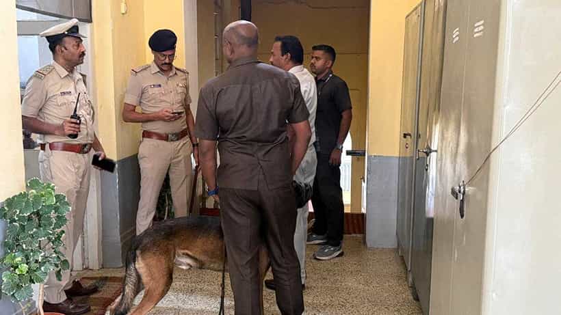 ಮೈಸೂರು, ಬಾಗಲಕೋಟೆ ನ್ಯಾಯಾಲಯಗಳಿಗೆ ಬಾಂಬ್ ಬೆದರಿಕೆ, ಪಾಸ್ಪೋರ್ಟ್ ಕಚೇರಿಗೂ ಬಂತು ಇ-ಮೇಲ್