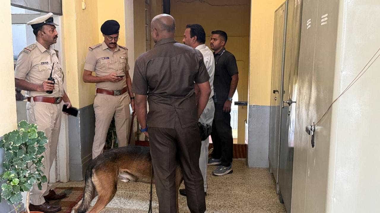 ಮೈಸೂರು, ಬಾಗಲಕೋಟೆ ನ್ಯಾಯಾಲಯಗಳಿಗೆ ಬಾಂಬ್ ಬೆದರಿಕೆ, ಪಾಸ್ಪೋರ್ಟ್ ಕಚೇರಿಗೂ ಬಂತು ಇ-ಮೇಲ್ ಮೈಸೂರು, ಬಾಗಲಕೋಟೆ ನ್ಯಾಯಾಲಯಗಳಿಗೆ ಬಾಂಬ್ ಬೆದರಿಕೆ, ಪಾಸ್ಪೋರ್ಟ್ ಕಚೇರಿಗೂ ಬಂತು ಇ-ಮೇಲ್