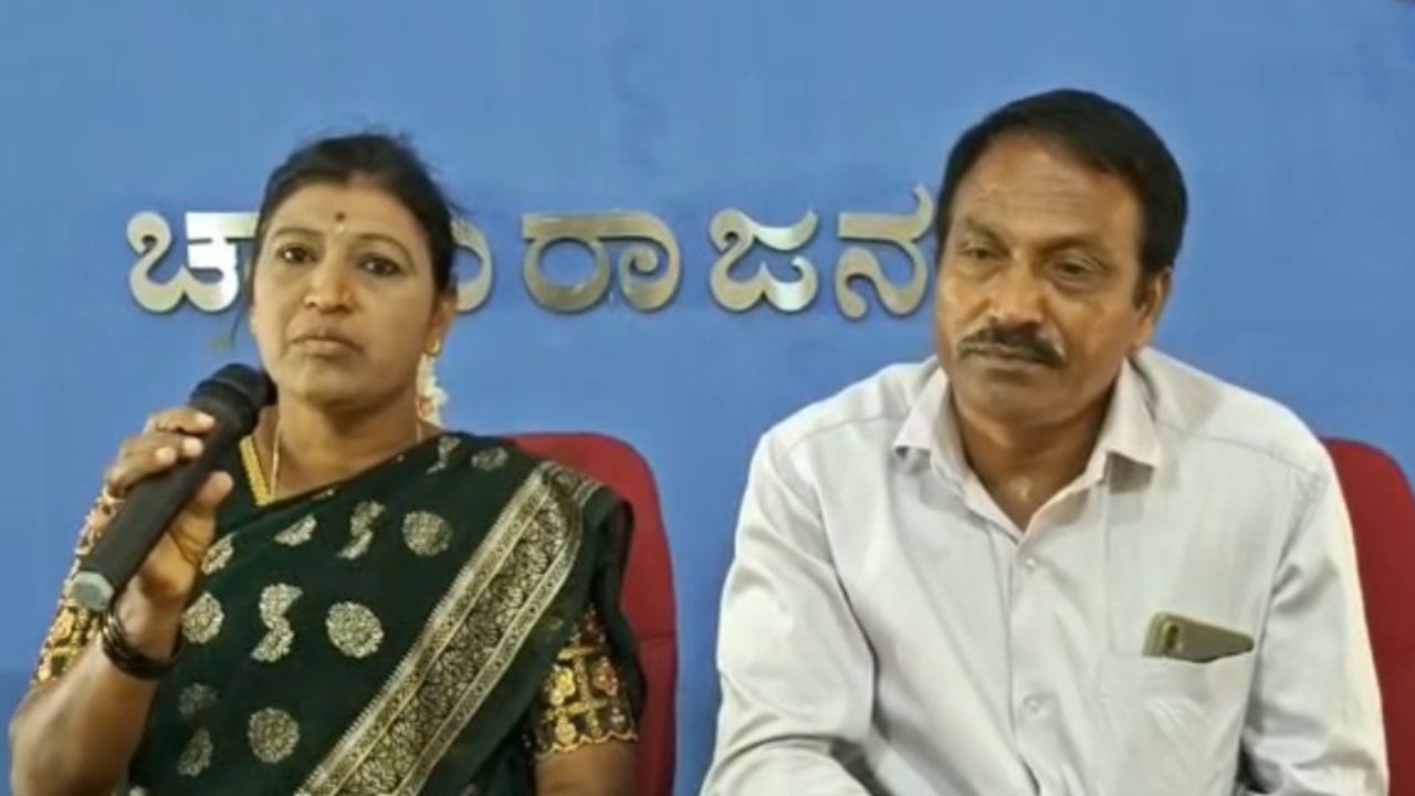 ಕರ್ನಾಟಕದಲ್ಲಿ ಇಂದಿಗೂ ಜೀವಂತವಾಗಿದೆ ಜಾತಿ ಭೂತ: ಮಗಳಿಗೆ ಅಂತರ್ಜಾತಿ ವಿವಾಹ ಮಾಡಿದ ತಪ್ಪಿಗೆ ಊರಿನಿಂದ ಬಹಿಷ್ಕಾರ ಕರ್ನಾಟಕದಲ್ಲಿ ಇಂದಿಗೂ ಜೀವಂತವಾಗಿದೆ ಜಾತಿ ಭೂತ: ಮಗಳಿಗೆ ಅಂತರ್ಜಾತಿ ವಿವಾಹ ಮಾಡಿದ ತಪ್ಪಿಗೆ ಊರಿನಿಂದ ಬಹಿಷ್ಕಾರ