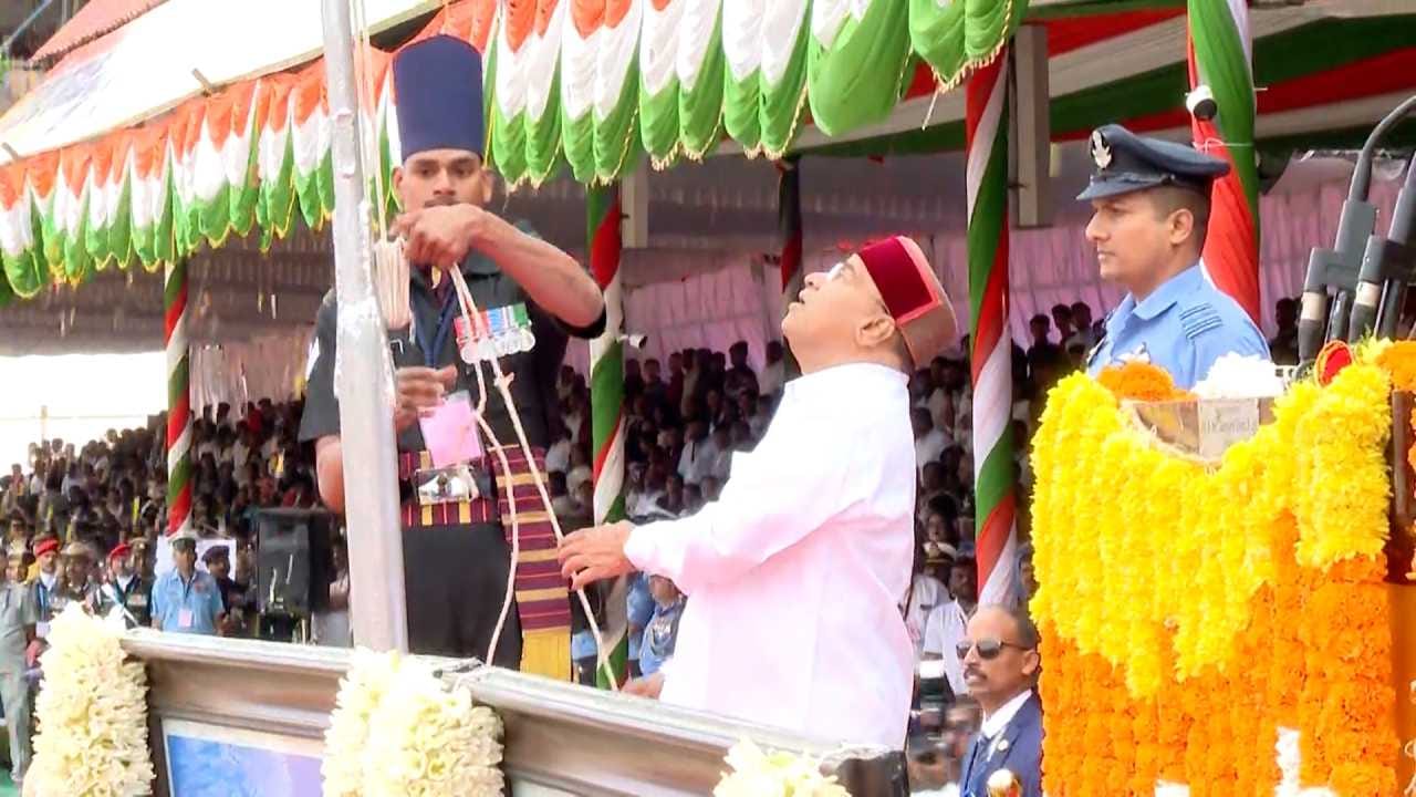 ಬೆಂಗಳೂರಿನ ಮಾಣಿಕ್ ಷಾ ಪರೇಡ್ ಮೈದಾನದಲ್ಲಿ 77ನೇ ಗಣರಾಜ್ಯೋತ್ಸವದಲ್ಲಿ ಧ್ವಜಾರೋಹಣ ನೆರವೇರಿಸಿದ ರಾಜ್ಯಪಾಲ ಥಾವರ್‌ಚಂದ್ ಗೆಹ್ಲೋಟ್, ಪೊಲೀಸ್ ಮತ್ತು ಸೇನಾಪಡೆಯಿಂದ ಗೌರವ ವಂದನೆ ಸ್ವೀಕರಿಸಿದರು, ತೆರೆದ ಜೀಪ್‌ನಲ್ಲಿ ಪರೇಡ್ ವೀಕ್ಷಣೆ ಮಾಡಿದರು.
