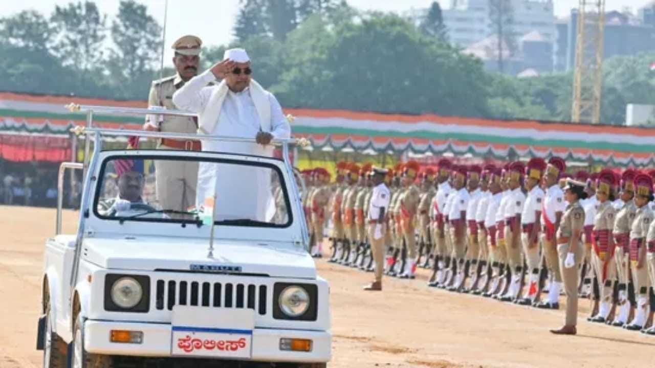 77ನೇ ಗಣರಾಜ್ಯೋತ್ಸವದ ಅಂಗವಾಗಿ ಸಿಎಂ ಸಿದ್ದರಾಮಯ್ಯ ನಾಡಿನ ಜನತೆಗೆ ಸಂದೇಶ ನೀಡಿ, ಸಂವಿಧಾನ ರಕ್ಷಣೆ ಅಗತ್ಯ, ಸಾಮಾಜಿಕ ನ್ಯಾಯ, ಸಮಸಮಾಜ ನಿರ್ಮಾಣ ಹಾಗೂ ಶಕ್ತಿಶಾಲಿ ರಾಜ್ಯಕ್ಕಾಗಿ ಜನರ ಸಹಕಾರ ಕೋರಿದರು.
