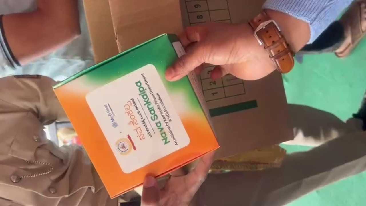 ಬೆಂಗಳೂರಿನ ಮಾಣಿಕ್ ಷಾ ಮೈದಾನದಲ್ಲಿ ನಡೆದ ಗಣರಾಜ್ಯೋತ್ಸವ ಕಾರ್ಯಕ್ರಮದಲ್ಲಿ ಪರಪ್ಪನ ಅಗ್ರಹಾರದ ಕೇಂದ್ರ ಕಾರಾಗೃಹದ ಪರಿವರ್ತನ ಬೇಕರಿಯಲ್ಲಿ ಖೈದಿಗಳು ತಯಾರಿಸಿದ ಸಿಹಿಗಳನ್ನು ವಿತರಿಸಲಾಯಿತು.
