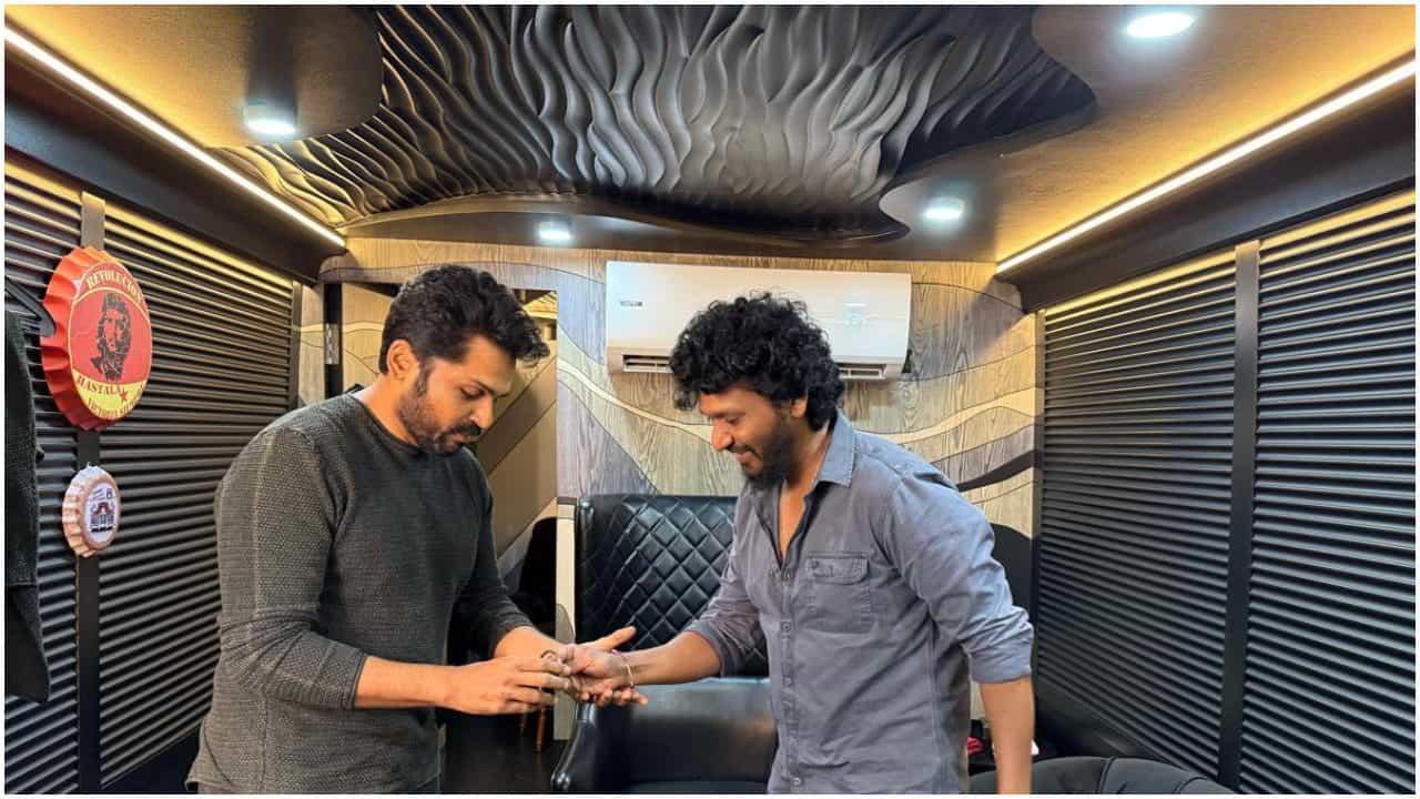 ನಿರ್ದೇಶಕನ ಅತಿಆಸೆಗೆ ನಿಂತೋಯ್ತು ‘ಕೈದಿ 2’? ಬೇಸರದ ಉತ್ತರ ಕೊಟ್ಟ ಕಾರ್ತಿ ನಿರ್ದೇಶಕನ ಅತಿಆಸೆಗೆ ನಿಂತೋಯ್ತು ‘ಕೈದಿ 2’? ಬೇಸರದ ಉತ್ತರ ಕೊಟ್ಟ ಕಾರ್ತಿ