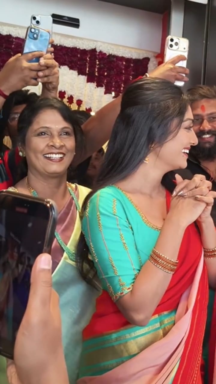 ನೋಡಲು ಬಂದ ಅಭಿಮಾನಿಗಳ ಕಂಡು ಶಾಕ್ ಆದ ಕಾವ್ಯಾ ಶೈವ