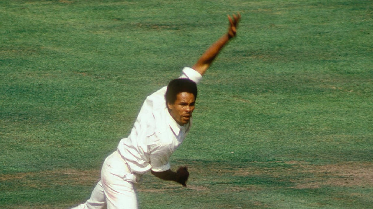 ಇನ್ನು ಈ ಪಟ್ಟಿಯಲ್ಲಿ ಅಗ್ರಸ್ಥಾನದಲ್ಲಿರುವುದು ವೆಸ್ಟ್ ಇಂಡೀಸ್‌ನ ಲೆಜೆಂಡ್ ಕೀತ್ ಡೇವಿಡ್ ಬಾಯ್ಸ್. ಲಿಸ್ಟ್ ಎ ಕ್ರಿಕೆಟ್‌ನಲ್ಲಿ 164 ಪಂದ್ಯಗಳನ್ನಾಡಿರುವ ಕೀತ್ ಬಾಯ್ಸ್ 7833 ಎಸೆತಗಳಲ್ಲಿ 4304 ರನ್ ನೀಡಿ 16.05 ಸರಾಸರಿಯಲ್ಲಿ ಒಟ್ಟು 268 ವಿಕೆಟ್ ಕಬಳಿಸಿದ್ದಾರೆ. ಈ ಮೂಲಕ ಲಿಸ್ಟ್ ಎ ಕ್ರಿಕೆಟ್‌ನಲ್ಲಿ ಅತ್ಯುತ್ತಮ ಸರಾಸರಿ ಹೊಂದಿರುವ ಬೌಲರ್ ಎನಿಸಿಕೊಂಡಿದ್ದಾರೆ.