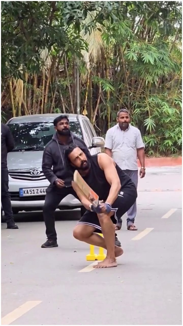 ಗೆಳೆಯರ ಜೊತೆ ಗಲ್ಲಿ ಕ್ರಿಕೆಟ್ ಆಡಿದ ಸುದೀಪ್